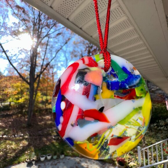 #9578 ROUND FUSED GLASS 2 1/4” ROUND MULTI COLOR ORNEMENT OR SUNCATCHER - Picture 3 of 8